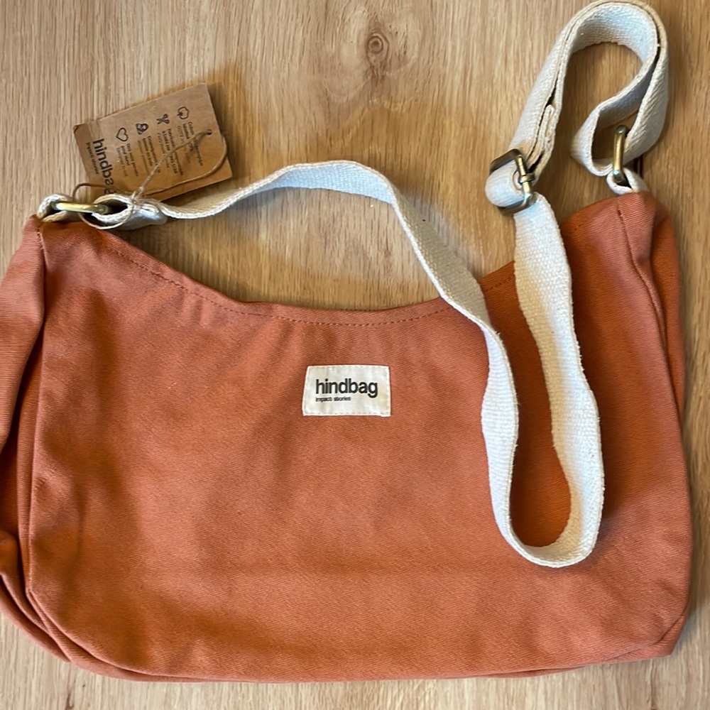 NWT XL baguette canvas handbag with adjustable strap and zip enclosure.